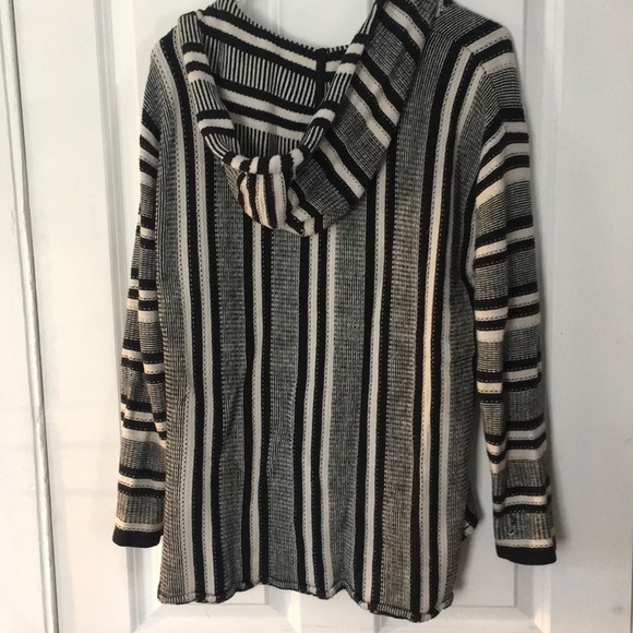 Black and white drug rug/pullover - Picture 3 of 5